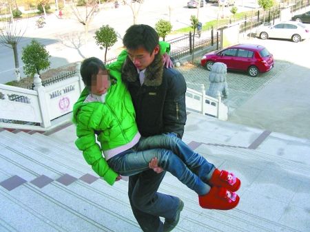 如玉的<em>哥哥</em>抱着<em>妹妹</em>上法庭