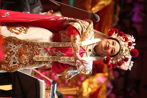小香玉助阵新春音乐盛典 戎装扮相以一挡百,