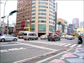 彪悍<em>女毒贩</em>与警对峙 <em>胸罩</em>连挡数枪仅轻微灼伤