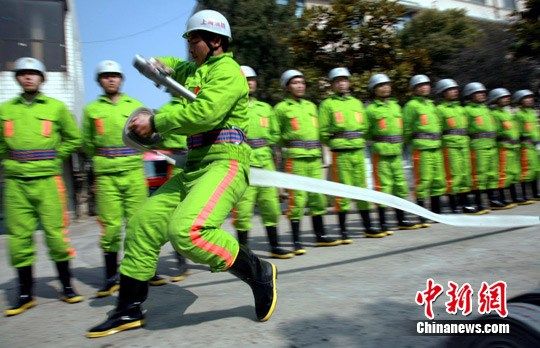 上海消防新兵下连苦练技能_新兵 技能 消防