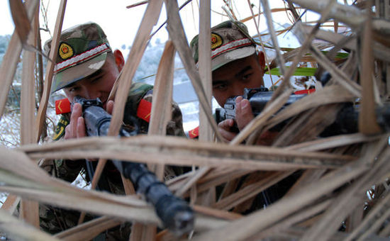 冬训不 放假 <em>武警</em>宜昌支队特警雪中练战法_武