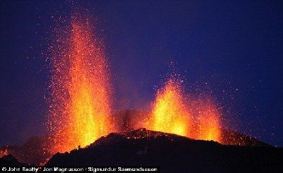 摄影师冒生命危险拍到冰岛火山喷发场面(图)