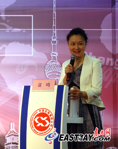 周汉民袁鸣金晶齐聚签售会 世博元素扮靓上海书展