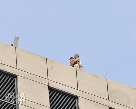 争抚养权 男子抱子危坐天台与警对峙6小时(图)