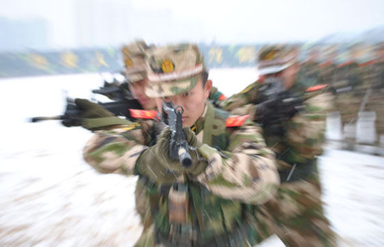 武警某部利用恶劣天候开展训练磨砺官兵意志