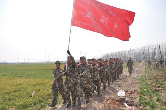 为驻地添新绿 武警河南某部参加义务植树活动