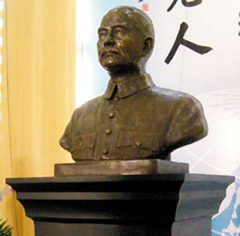 《联合报》报道,负责形塑台"考试院"孙中山铜像的叶金城透露,伟人铜像