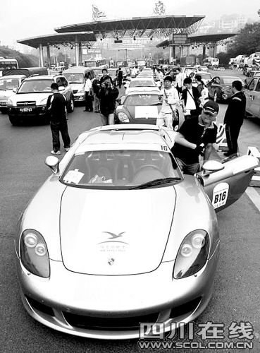 38辆豪华保时捷抵蓉 9日上午将急速狂飙(图),赛