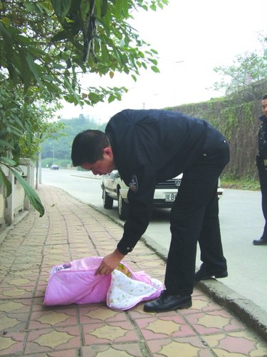 狠心父母遭谴责(图),女婴 弃婴 绵阳一女婴路边被冻死 狠心父母遭谴责