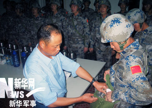 陈翊摄空降兵部队副部队长王永臣亲自到每一个兵舍,为队员打气加油.