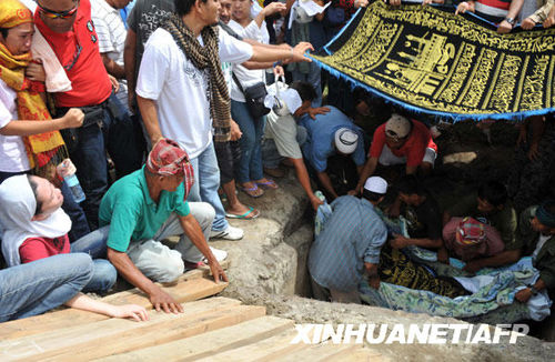 菲律宾曼古达达图家族为遇害亲属举行下葬仪式