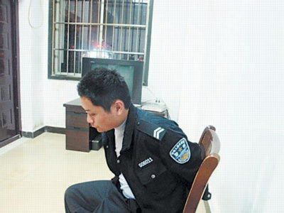 男子买警用装备过警察瘾 一晚连查5家招待所(