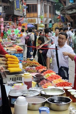 首页 新闻中心 滚动新闻 正文 水果冰和凉粉摊总是最受人欢迎的