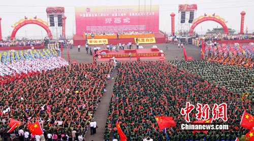 重庆万人冒雨齐唱抗战歌曲(组图)_抗战歌曲 重