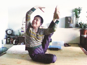 75岁老人练瑜伽20年收年轻人做徒弟,