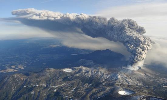 日本九州南部火山持续喷发烟云高2500余米图