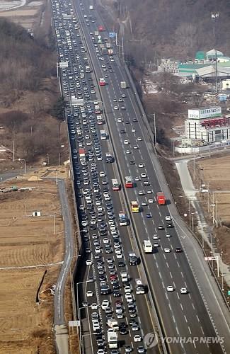 韩国春节返回首尔车流现高峰部分高速公路拥堵
