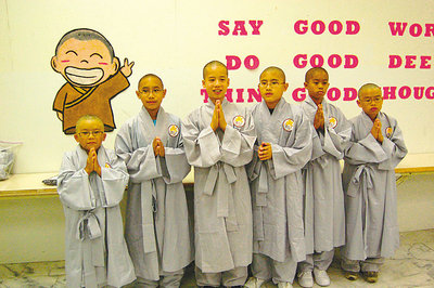 24华人青少年剃头出家修道 暑假乐当小沙弥__