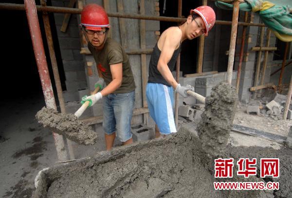 图片故事:用青春的汗水"浇筑"校园