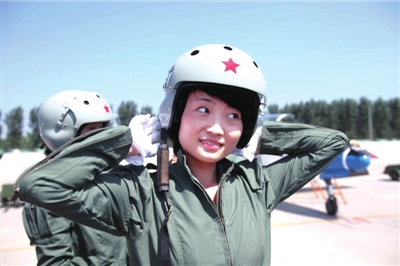 国航首次批量招收女飞行员 高标准考验女学生