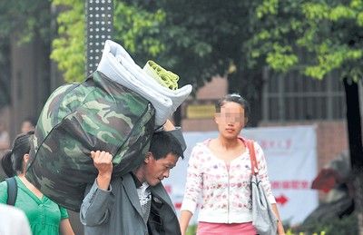 大学新生家长千里护驾 家长奔忙学生清闲_开学