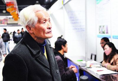 8旬翁招聘会帮4旬儿找工作 称因其不善交际(图