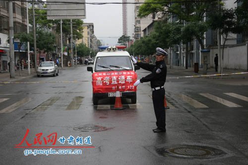 甘肃兰州3万高考生冒雨赶考 500多交警护航,甘