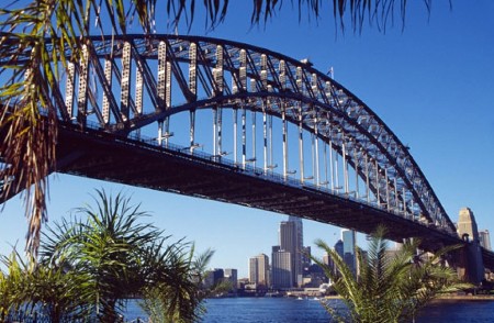 桥的知名度也许并不像悉尼歌剧院一样高,但它134米的高度却是世界上最