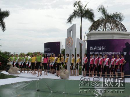 超模华南赛开幕佳丽泳装秀身姿 总决赛18日打