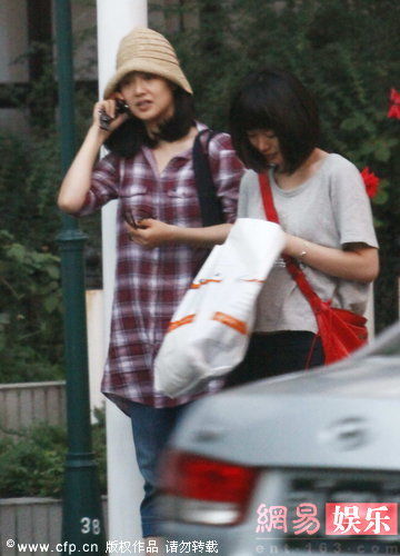 周韵撇老公<em>姜文</em>和<em>女友</em>人逛街 狂煲电话粥_周韵