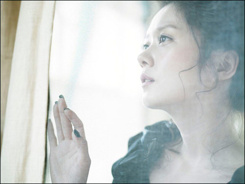 张娜拉杂志全新写真大片 旗袍盘发大走性感中