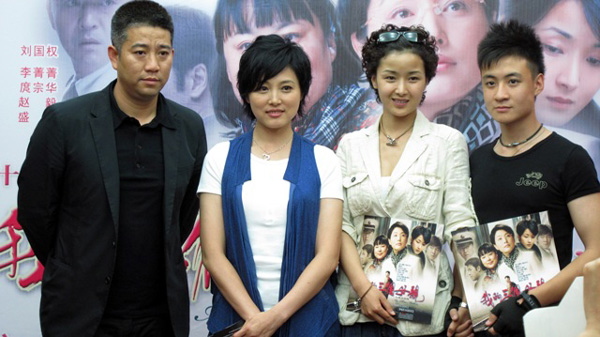 张延齐亮相由黄曼,张延,李菁菁联袂主演的情感大戏《我的三个母亲》在