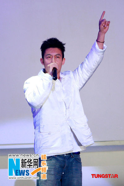 陈冠希亲临红馆登台表演 为农夫演唱会打气(图