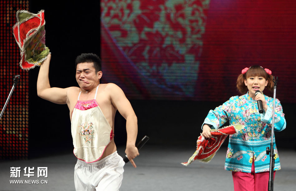 高清:<em>赵本山</em>率<em>弟子</em>台北首演 书法拍508万全捐