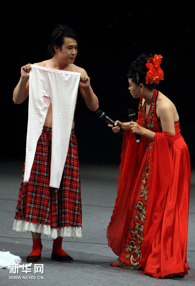 7月3日,小沈阳(左)和沈春阳在表演.