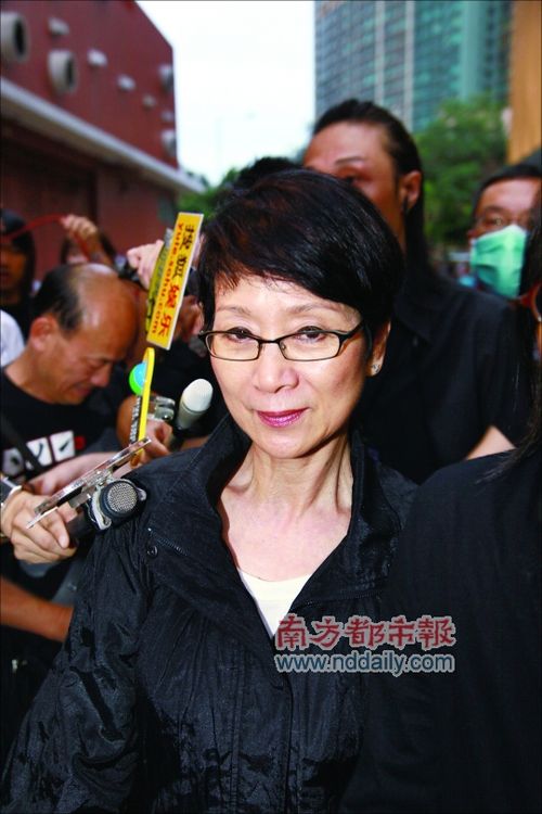 石坚红磡殡仪馆设灵 薛家燕吴孟达等前来拜祭