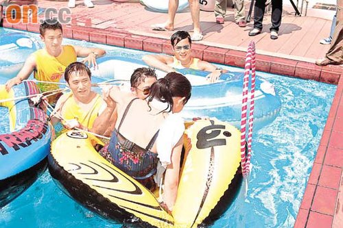 组图:胡杏儿泳衣内穿输峰头 害怕绯闻躲黄宗泽