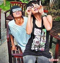 言承旭Ella共赏日全食 大叫震撼像世界末日_