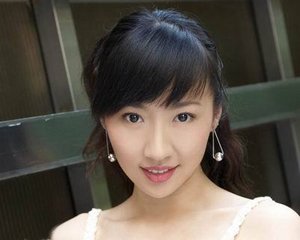 侯耀文女友背景曝光 男友去世后曾写诗纪念爱