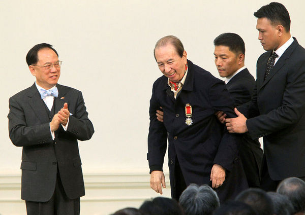 赌王何鸿燊获勋 三妻四<em>妾</em>成群<em>儿女</em>集体亮相_何