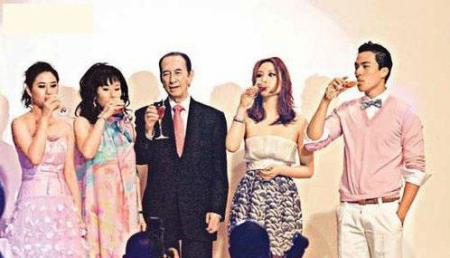 赌王何鸿燊获勋 三妻四<em>妾</em>成群<em>儿女</em>集体亮相_何