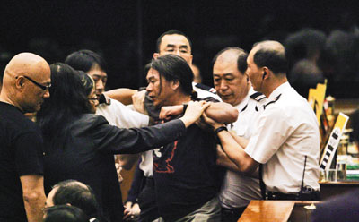 社民连议员连扰议会惹众怒 民意吁施以刑罚(图