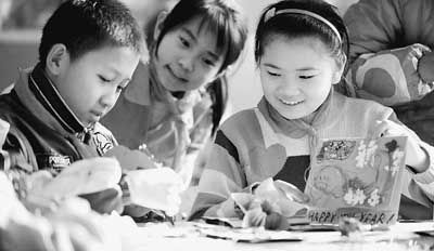 沈阳小学生制作环保贺卡倡导低碳生活