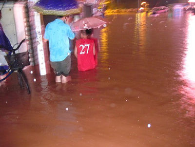 暴雨致广州多处水患 中心城区已接17宗内涝报