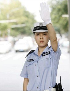 江城"最美女交警"是位80后妈妈(图)_交警 张倩芳