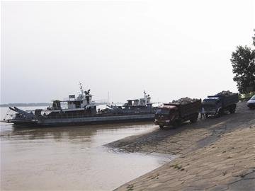 枝江消防车过江救火 轮渡收费150元(图)_轮渡