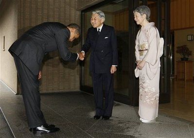 奥巴马向日本天皇深鞠躬遭美国媒体指责(图)