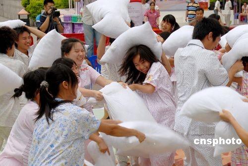广西<em>南宁</em>上演<em>睡衣</em>枕头疯狂派对_彭寰 枕头 睡