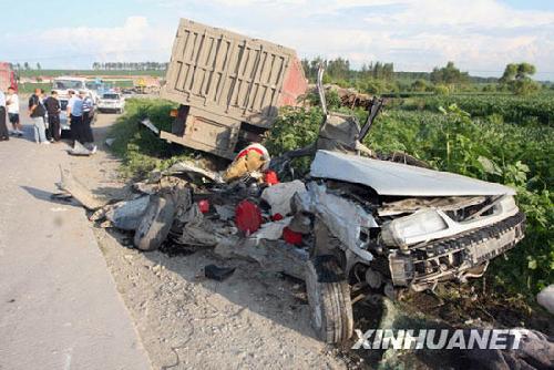 7月23日在哈尔滨哈红公路拍摄的车祸事故现场.