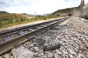 运行至中国最长的铁路隧道——兰新线乌鞘岭隧道左线时机车突然着火